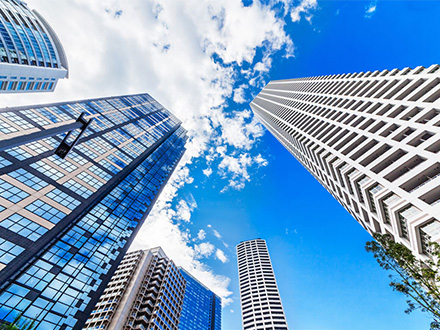 受xx人民法院委托，对位于xx房屋第1层A区的装修现值进行评估